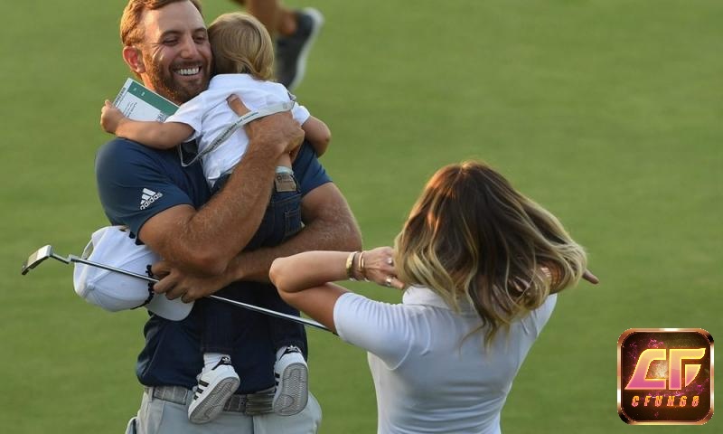 Dustin Johnson tìm thấy niềm an ủi và sức mạnh trong tình yêu của gia đình