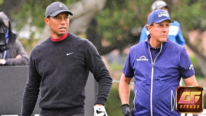 Phil Mickelson thi đấu chuyên nghiệp bên cạnh Tiger Wood