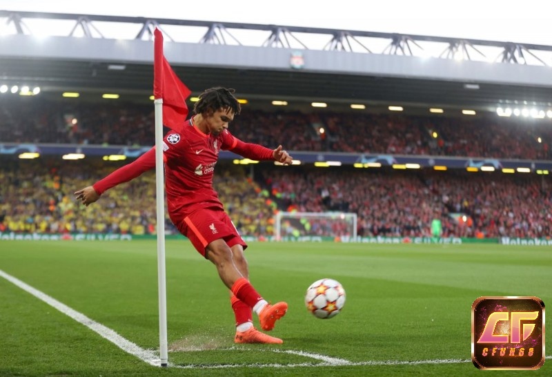 Alexander-Arnold sút phạt góc trong trận chung kết C1 giữa Liverpool vs Real Madrid
