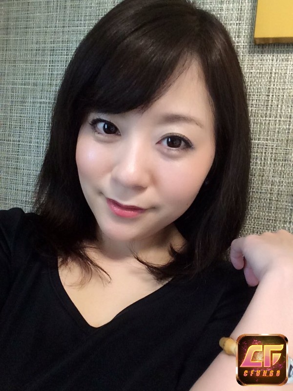 Ayaka Makimura là một diễn viên JAV nổi tiếng trong ngành phim khiêu dâm