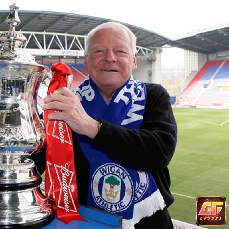 Dave Whelan cầu thủ giàu nhất thế giới và lớn tuổi nhất