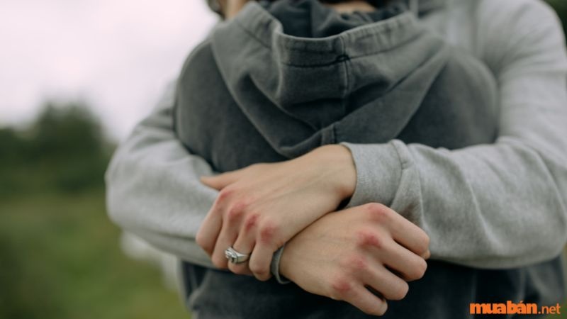 Mơ thấy mình ôm gái là hên hay xui? Ý nghĩa mơ thấy gái?