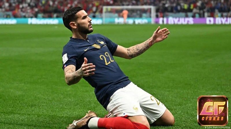 Hậu vệ hay nhất World Cup Theo Hernandez có mặt như từ dưới đất chui lên trong vòng cấm của Maroc ghi bàn mở tỉ số