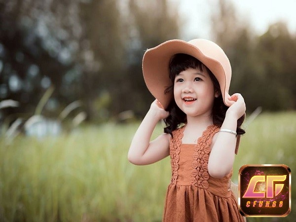 Mơ thấy bé gái cười là dấu hiệu của may mắn và hạnh phúc