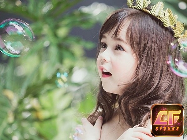 Mơ thấy em bé gái đáng yêu thì đánh bộ số: 54 - 76
