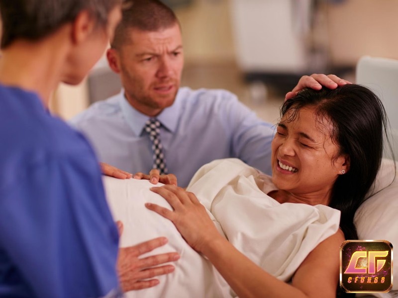 Mơ thấy người lạ sinh con báo hiệu bạn sắp gặp được quý nhân phù trợ