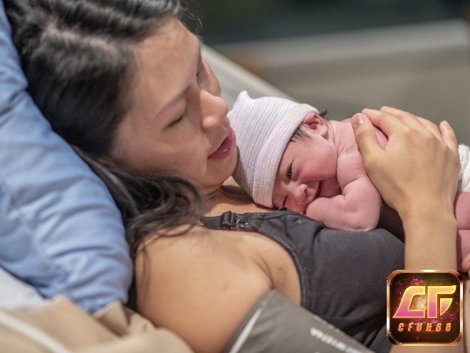 Mơ ôm em bé mới sinh báo hiệu may mắn cho việc kinh doanh của bạn