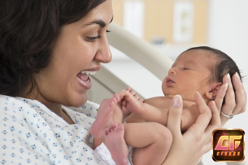 Ngủ mơ thấy sinh con đánh số gì hôm sau tài lộc ập đến?