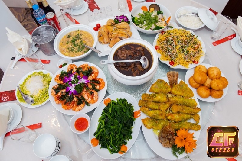 Nằm mơ thấy đồ ăn linh đình cho thấy bạn là người có khả năng giao tiếp tốt