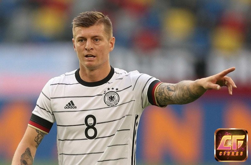 Toni Kroos là một cầu thủ tài năng và góp mặt trong danh sách tiền vệ hay nhất Euro