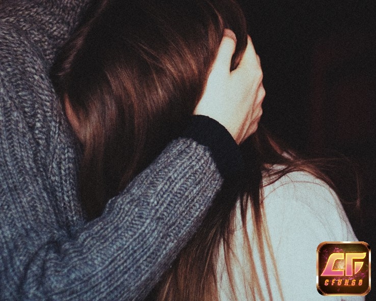 Mơ thấy ôm người yêu khóc cho thấy tình yêu của 2 bạn sắp đơm hoa kết trái