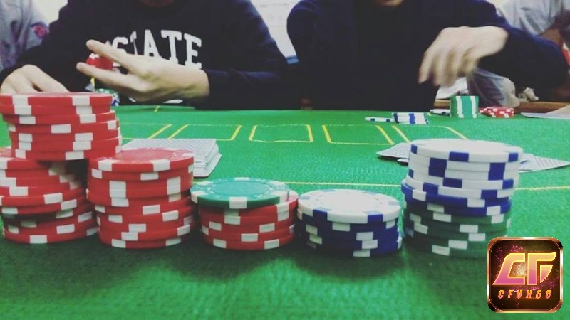 Một mẹo chơi poker hay/giỏi từ các cao thủ là sử dụng chiến thuật bao vây tâm lý