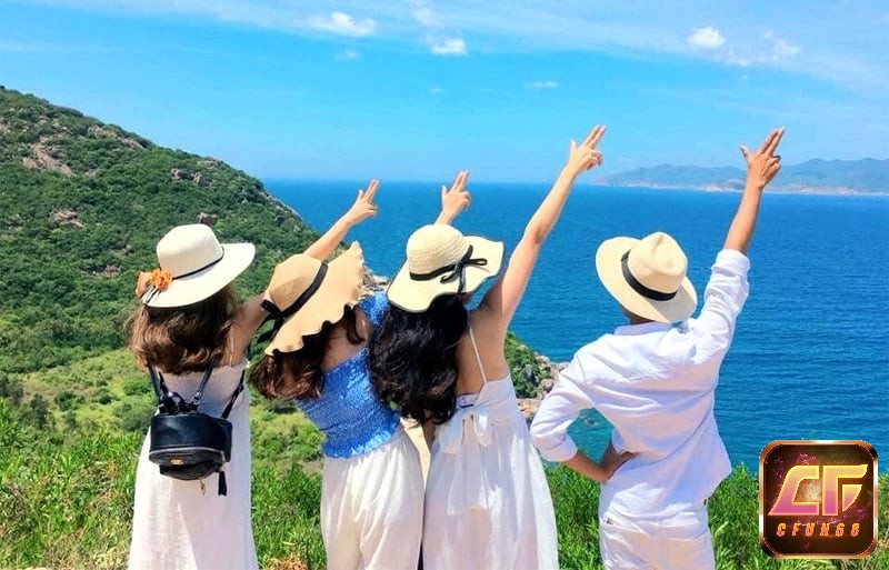 Mơ đi du lịch với đoàn người ám chỉ may mắn trong công việc