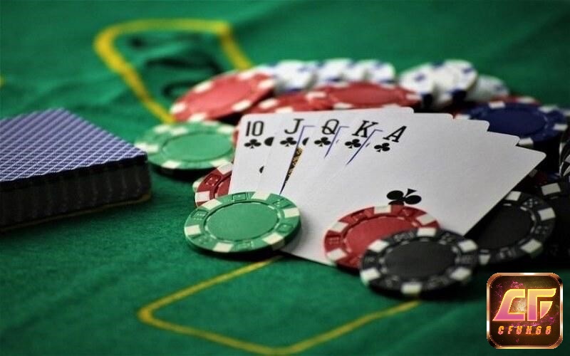 Người chơi phỏm tính điểm dựa trên giá trị lá bài, trong đó A = 1, J/Q/K = 10, và người thắng nhận điểm từ lá bài còn lại của đối thủ