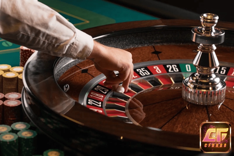Người chơi đặt cược trên bàn Roulette, trong khi dealer quay bánh xe và thả bi để xác định kết quả