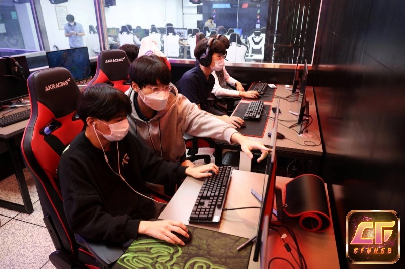 Game thủ Việt Nam phối hợp trong quá trình luyện tập, phân tích chiến thuật và thi đấu đồng đội.