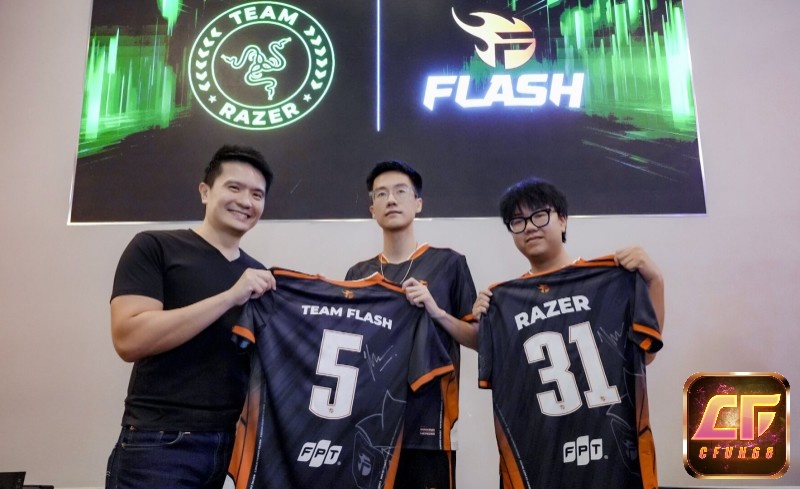 Tuyển thủ trẻ ký hợp đồng với các tổ chức lớn như Team Flash, V Gaming, bắt đầu sự nghiệp chuyên nghiệp.