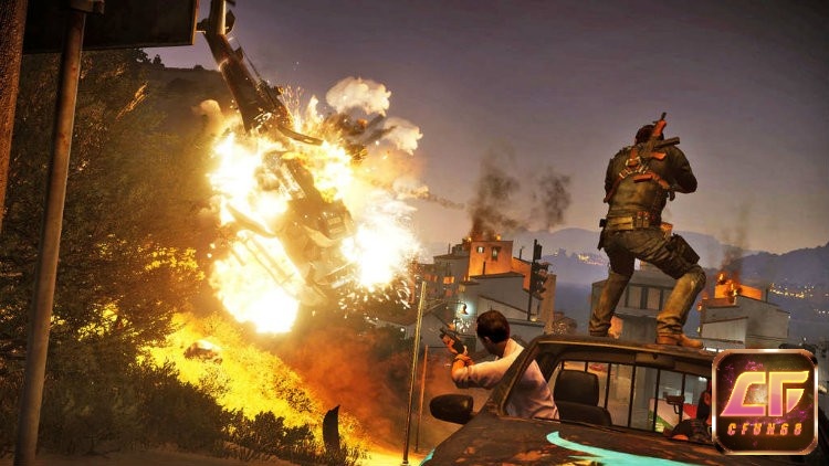 Rico nấp sau vật che và đấu súng trong một căn cứ công nghiệp