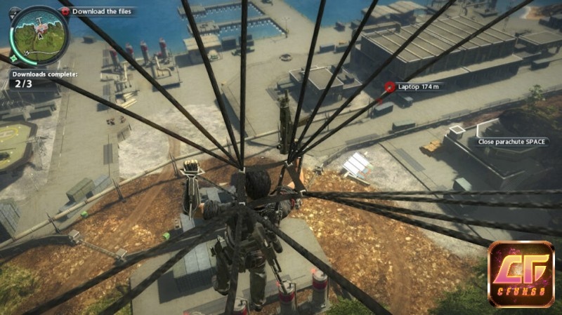 Rico đu móc câu giữa các tòa nhà và phương tiện trong bối cảnh Solis game Just Cause 4