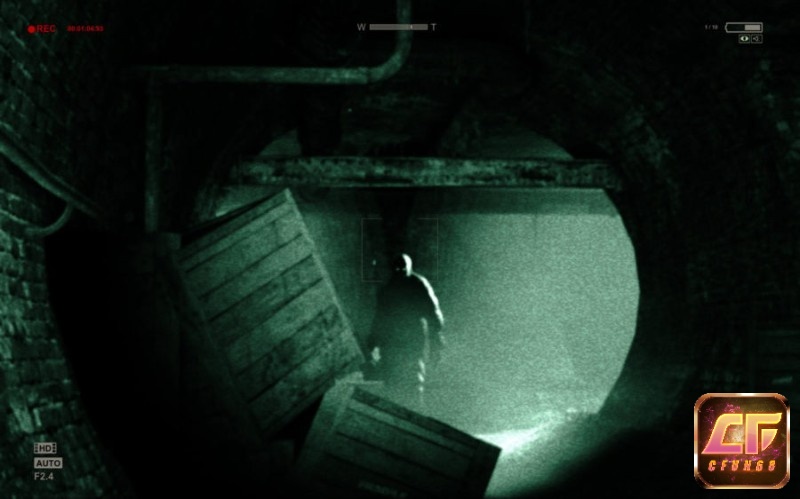 Chế độ nhìn đêm của camera tạo nên khung cảnh xanh đặc trưng trong môi trường tối của Outlast