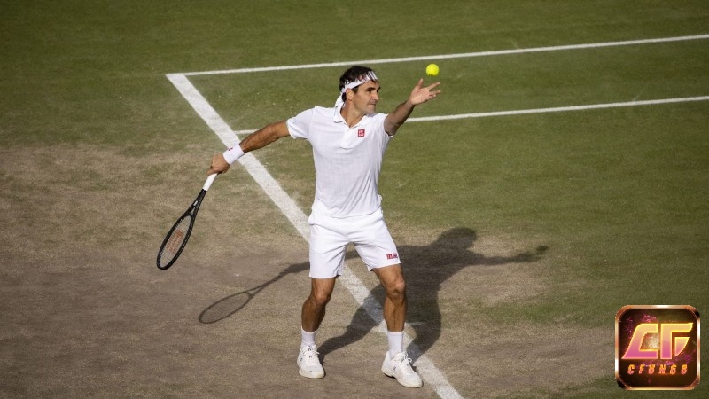 tay vợt thấp trả giao bóng trong tennis